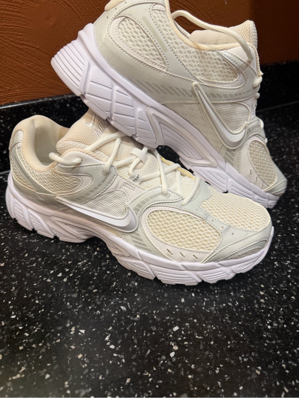 Nike men’s Cream/White Mesh Running Sneakers